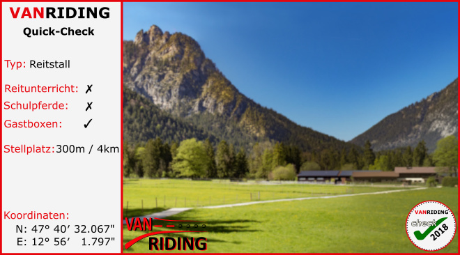 Blick auf den Reitstall Pfaffenlehen mit "schalfender Hex" im Hintergrund.