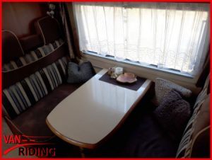Eura Mobil Terrestra 690HB - Blick auf die Dinette mit Platz für 4 Personen.