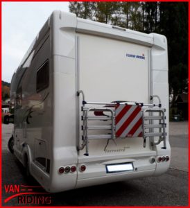 Eura Mobil Terrestra 690HB - Heckansicht mit Fahrradträger für 4 Radl.