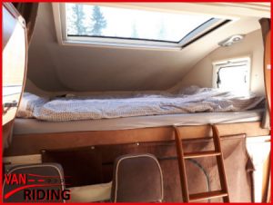 Eura Mobil Terrestra 690HB - Blick in den Alkoven mit Panorama-Dachfenster