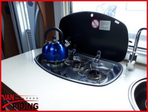 Eura Mobil Terrestra 690HB - Blick in die Küche mit 3-Flamm-Kocher und hohem Wasserhahn