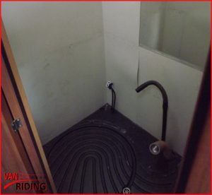 Blick ins Bad Eura Mobil Terrestra nach Ausbau aller Möbel