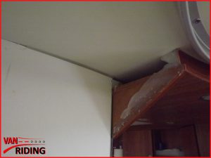 Bild zur Menge Kleber / Silikon am Seitenschrank